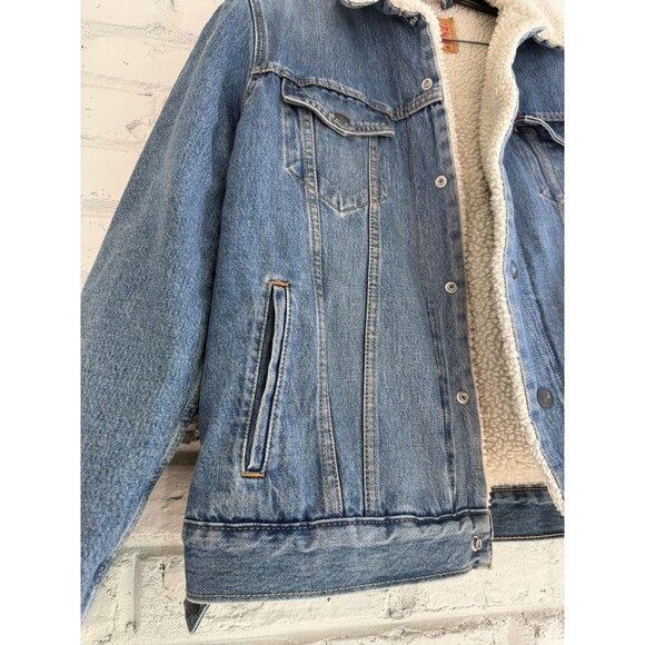 Levi Denim Sherpa Trucker Jacket  - Men’s Size Medium (Fits Women’s XL) - Picture 4 of 15
